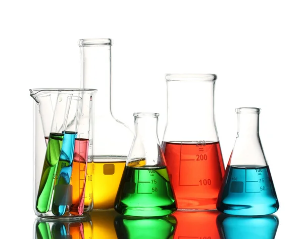 Diferentes cristalería de laboratorio con líquido de color y con reflexión aislada en blanco —  Fotos de Stock