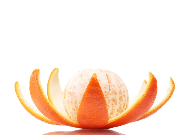 Mandarina saborosa madura com casca isolada em branco — Fotografia de Stock