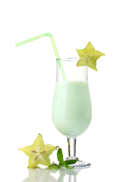 Молочный коктейль с корицей, изолированный на белом — стоковое фото