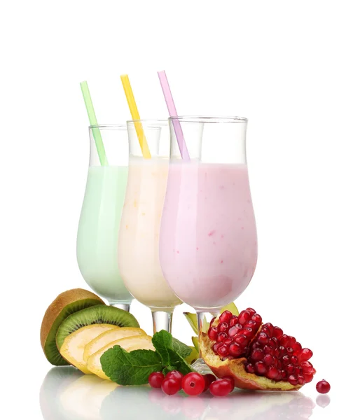Süt sallar üzerinde beyaz izole meyve ile — Stok fotoğraf