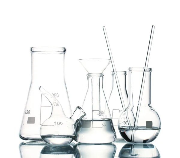 不同实验室玻璃器皿用水和用反射隔离白空 — 图库照片