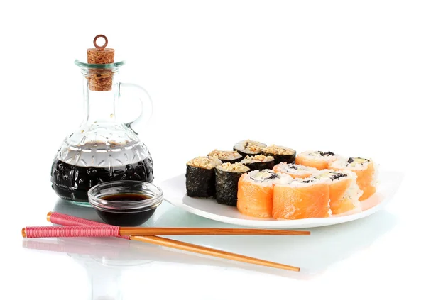 美味卷送达在白板上用筷子和酱油上白色隔离 — 图库照片
