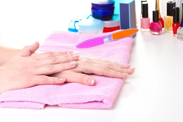 Mooie vrouwen handen op roze handdoek — Stockfoto