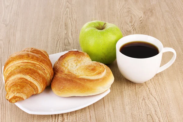 Класичний сніданок. Кава з круасаном і булочкою — стокове фото