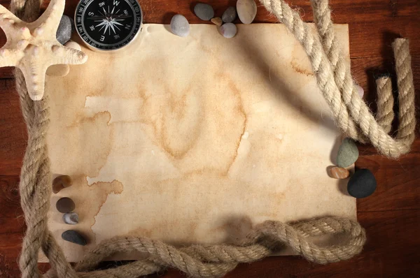 Gammelt papir, kompass og tau på et trebord – stockfoto
