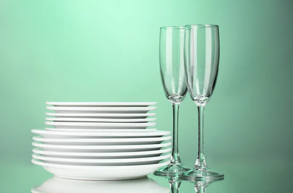 Limpar pratos e óculos no fundo verde — Fotografia de Stock
