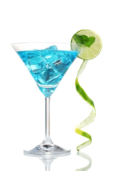 Modrý koktejl v martini sklenice s ledem, izolované na bílém — Stock fotografie