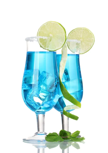 Синій коктейль в окулярах з льодом і цукром ізольовано на білому — стокове фото