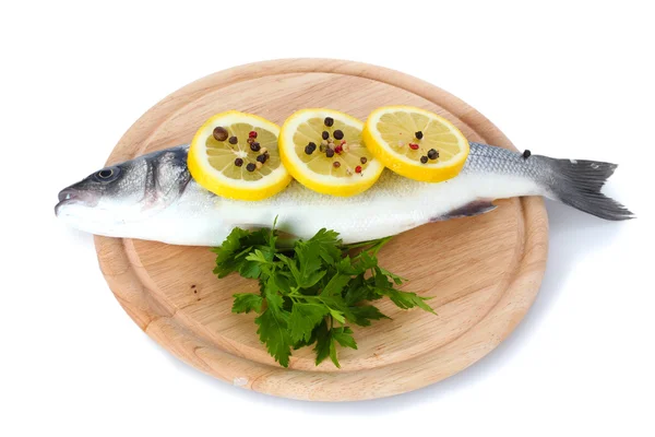 Świeże ryby z cytryna, pietruszka, pieprz na deski do krojenia drewniana na białym tle — Zdjęcie stockowe