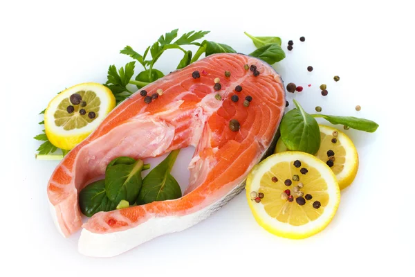 Красная рыба с лимоном, петрушкой и перцем изолированы на белом — стоковое фото
