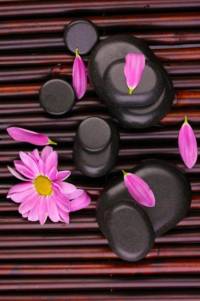 Spa stenar och blomma på bambu matta — Stockfoto