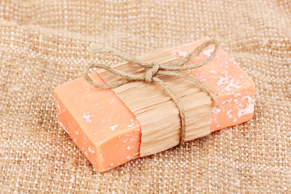 Jabón natural hecho a mano sobre tela de saco — Foto de Stock