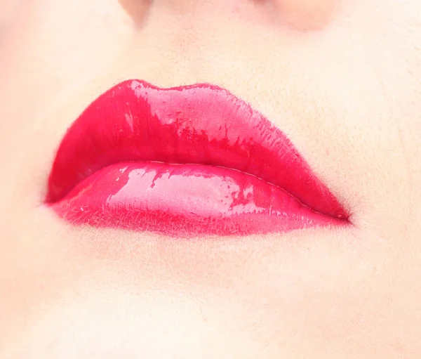 Hermoso maquillaje de glamour labios de brillo rojo —  Fotos de Stock