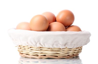 Sepette Beyaz izole kahverengi yumurta