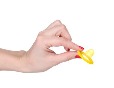 Prezervatif üzerinde beyaz izole tutmak el