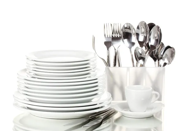 Чистые тарелки и столовые приборы изолированы на белом — стоковое фото