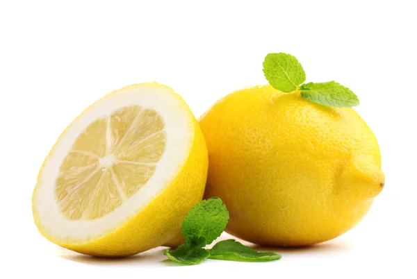 Frische Zitrone mit Minze isoliert auf weiß — Stockfoto