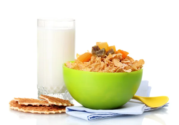 Välsmakande cornflakes i grön skål och glas mjölk isolerad på vit — Stockfoto
