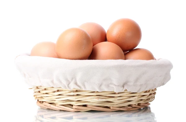 Καφετιά αυγά στο καλάθι που απομονώνονται σε λευκό — Φωτογραφία Αρχείου
