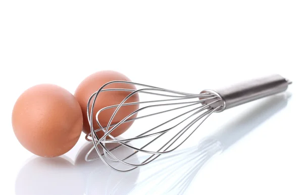Μεταλλικό σύρμα για κτυπώντας τα αυγά και καφέ αυγά που απομονώνονται σε λευκό — Φωτογραφία Αρχείου