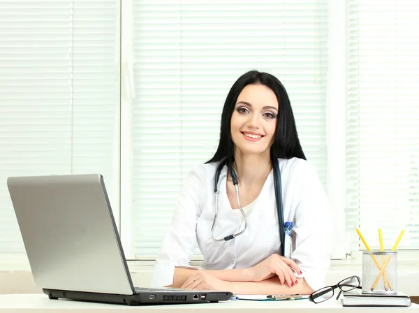 Krásná dívka doktor v kanceláři — Stock fotografie