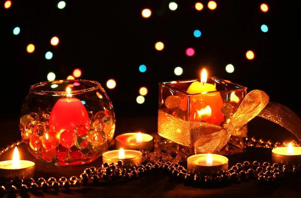 Wunderbare Komposition von Kerzen auf Holztisch auf hellem Hintergrund — Stockfoto