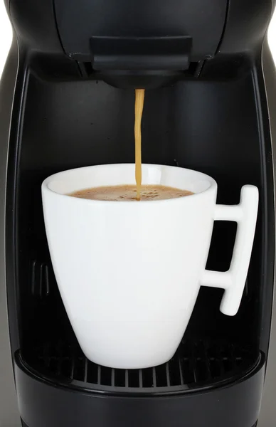 Máquina de café expresso derramando café na xícara branca — Fotografia de Stock