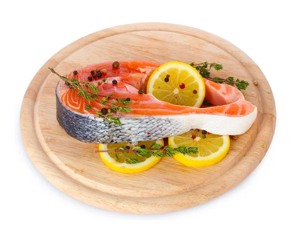 Červená ryba s citronem a tymiánem na dřevěné prkénko, izolované na bílém — Stock fotografie