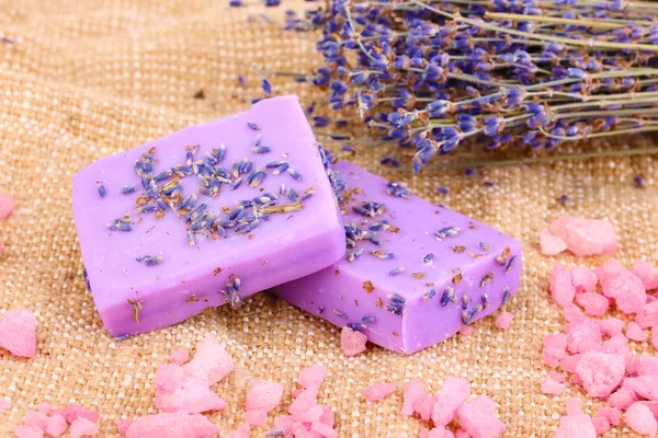 Ručně vyrobené levandulového mýdla na žíně — Stock fotografie