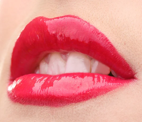 Красивый макияж из гламурного красного блеска губ — стоковое фото