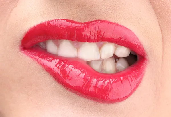 魅力的な赤い光沢のある唇の美しい構成 — ストック写真