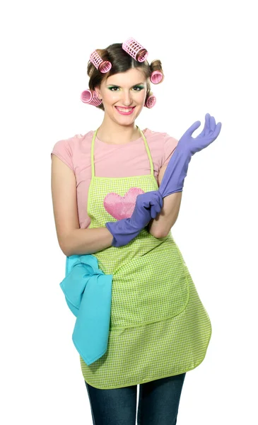 Bella giovane casalinga con panno e guanti isolati su bianco — Foto Stock