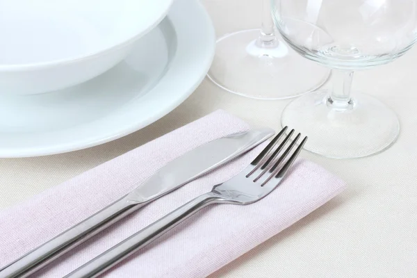 De instelling van de tabel met vork, mes, platen en Servet — Stockfoto