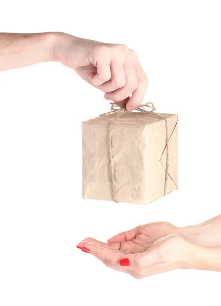 Männerhand übergibt Paket mit leerem herzförmigem Etikett an Frau isoliert auf Weiß — Stockfoto