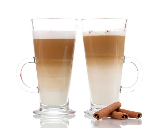 Pachnące? Unduli latte kubki szklane i cynamon na białym tle — Zdjęcie stockowe