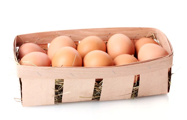 Ovos castanhos em caixa isolados em branco — Fotografia de Stock