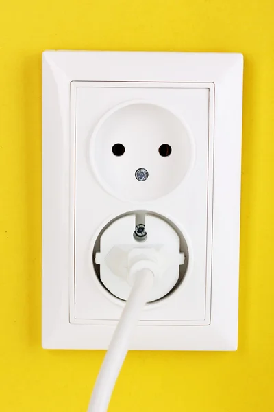 Toma eléctrica blanca con enchufe en la pared —  Fotos de Stock