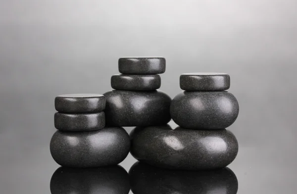 Спа-камені на сірому фоні — стокове фото