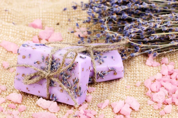 Sabonetes de lavanda feitos à mão em pano de saco — Fotografia de Stock