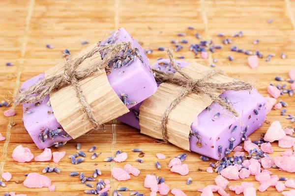 Handgjorda lavendel tvålar på trä matta — Stockfoto
