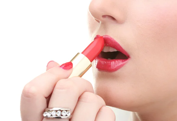 Красивая женщина прикладывает губы красной помадой — стоковое фото