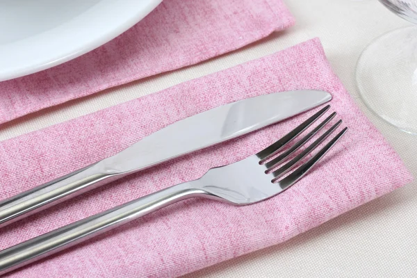 Dukningen med gaffel, kniv, plattor och servett — Stockfoto
