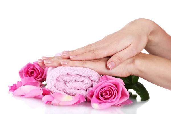 Toalla rosa con rosas y manos sobre fondo blanco — Foto de Stock