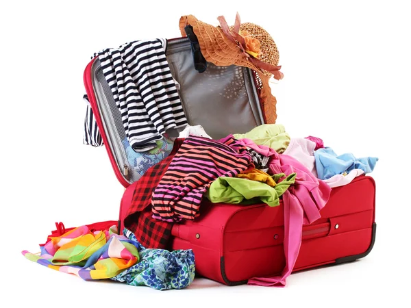 Öppna röda resväska med kläder isolerad på en vit — Stockfoto