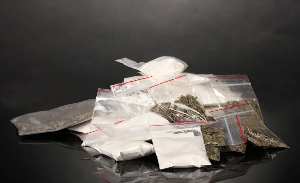 Kokaina i marihuana w pakietach na szarym tle — Zdjęcie stockowe