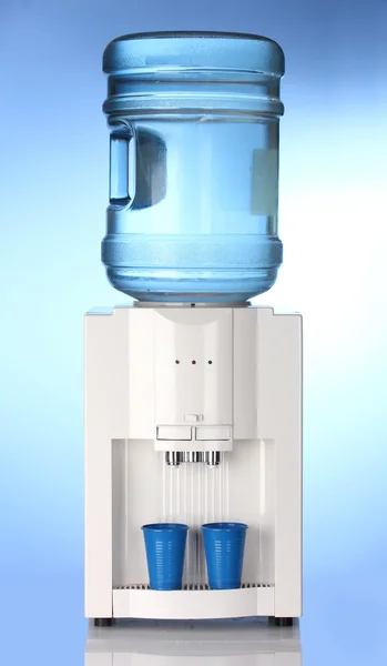 Refroidisseur d'eau électrique sur fond bleu — Photo