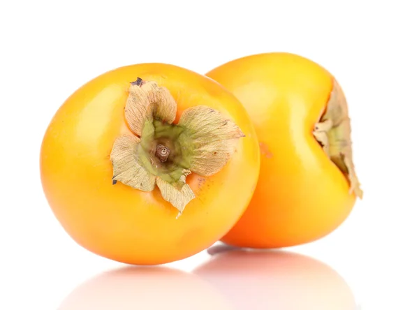 白で隔離される 2 つの食欲をそそる柿 — ストック写真