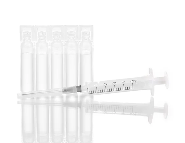 Seringa e ampolas médicas isoladas sobre branco — Fotografia de Stock