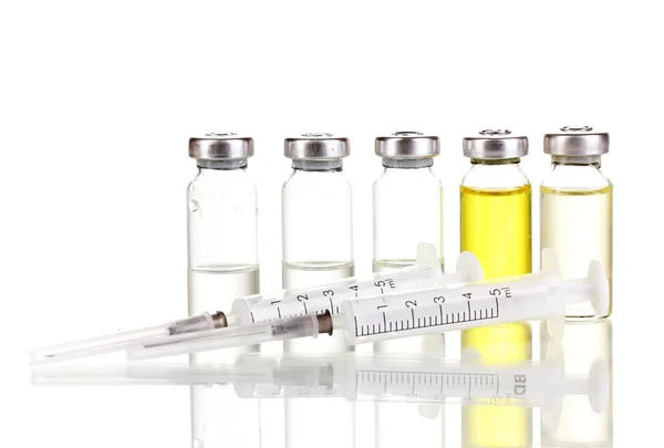 Jeringas y ampollas médicas aisladas en blanco —  Fotos de Stock