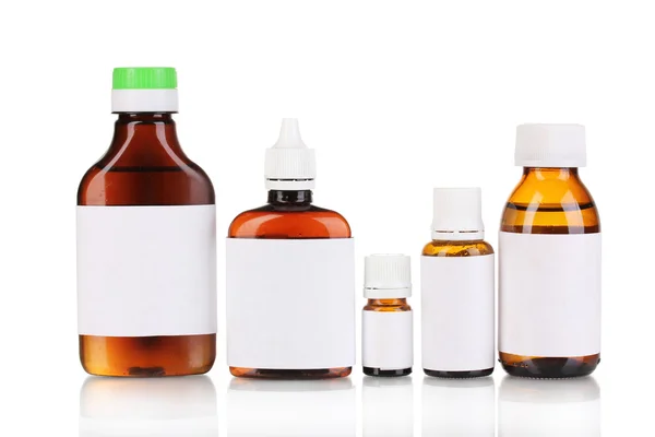 Медицинские бутылки на белом — стоковое фото